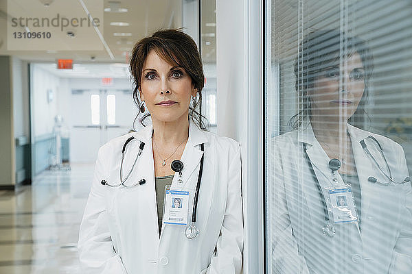 Porträt einer selbstbewussten Ärztin  die in der Krankenhauslobby steht