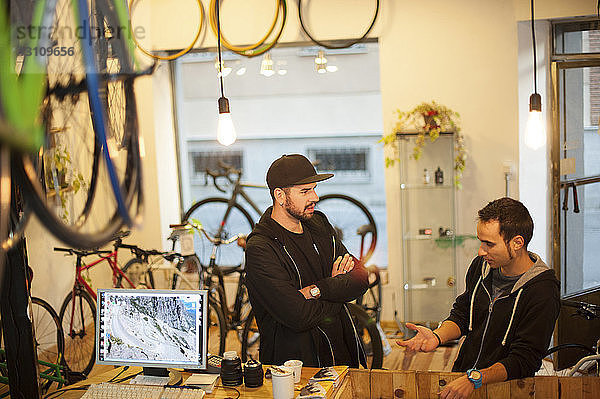 Freunde unterhalten sich beim Fahrrad-Workshop