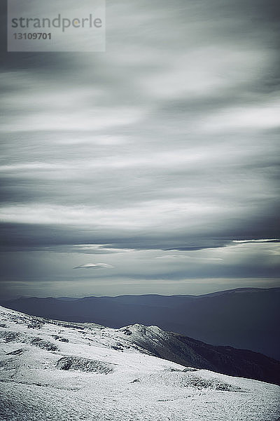 Landschaftliche Ansicht der Berge gegen die Wolkenlandschaft im Winter