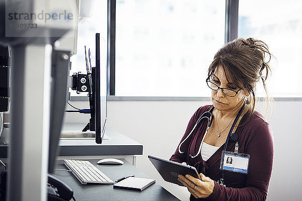 Ärztin mit Tablet-Computer in der Klinik