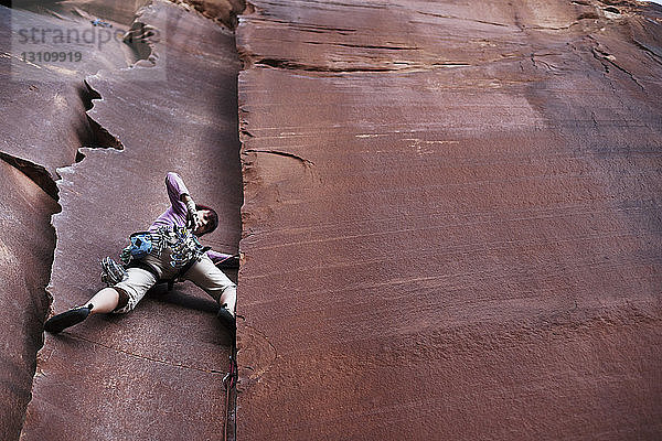 Niedrigwinkel-Ansicht einer Wanderer-Kletterwand