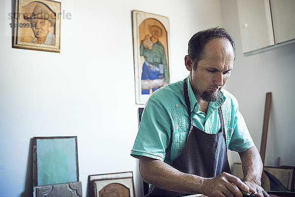 Handwerker schnitzen in der Werkstatt