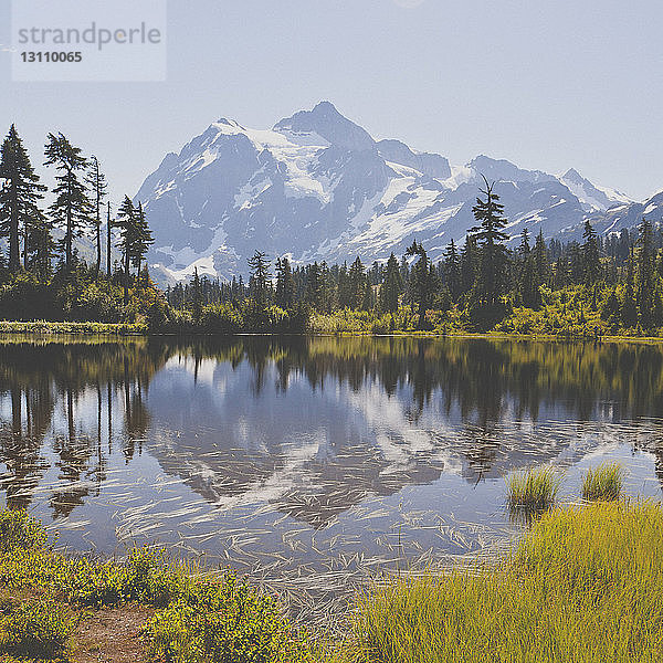 Idyllischer Blick auf See und Berge im Winter im North Cascades National Park