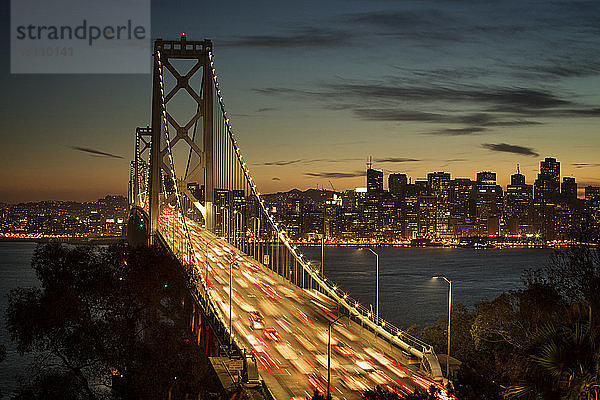 Verschwommene Bewegung von Fahrzeugen auf der Oakland Bay Bridge bei Nacht