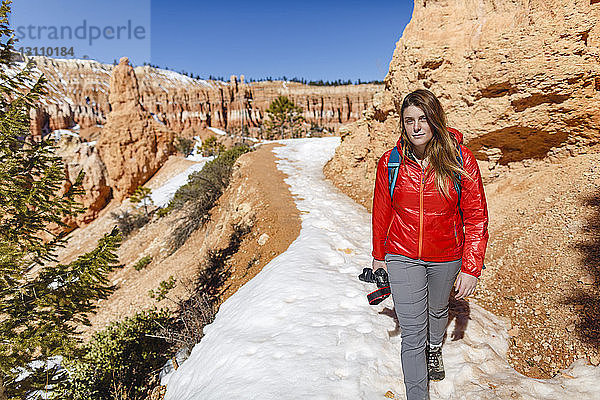 Porträt eines Wanderers  der auf einem schneebedeckten Berg im Bryce Canyon National Park wandert