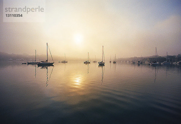 Boote vertäut auf dem See gegen den Himmel bei Sonnenuntergang