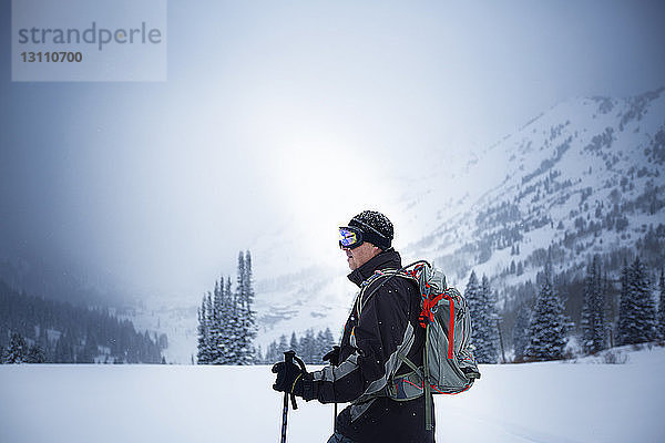 Seitenansicht eines männlichen Wanderers am Berg im Winter