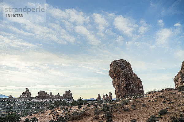 Landschaftliche Ansicht der Felsformationen im Arches-Nationalpark gegen den Himmel