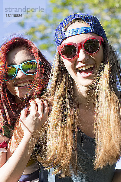 Porträt von glücklichen Freundinnen mit Sonnenbrille