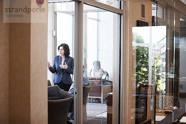 Geschäftsfrau hält Präsentation in Bürobesprechung