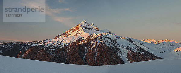 Panoramablick auf schneebedeckte Berge gegen den Himmel während des Sonnenaufgangs im Garibaldi-Park
