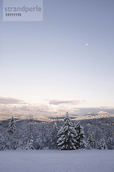 Landschaftliche Darstellung von Bergen gegen den Himmel im Winter