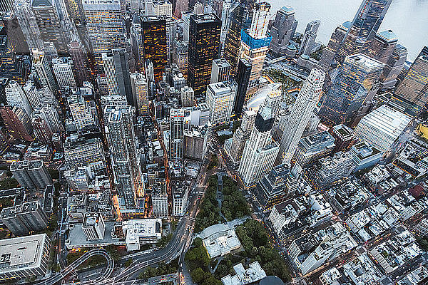 Hochwinkelansicht von Wolkenkratzern in New York City