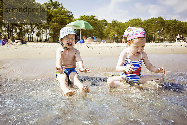 Im Wasser spielende Kinder am Strand
