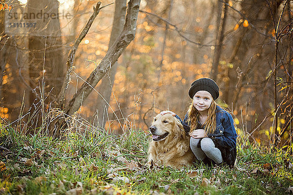 Porträt eines Mädchens mit Hund im Park