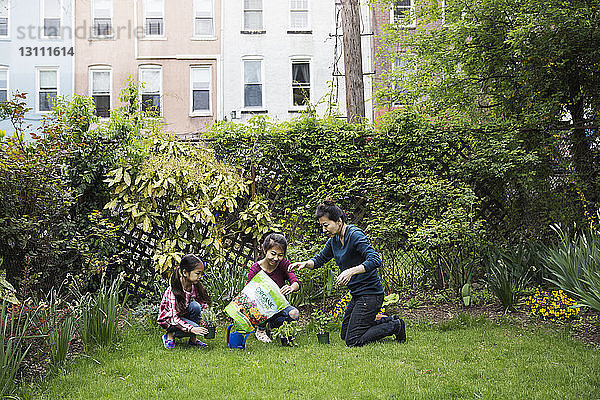Familiengartenarbeit im Hof gegen Gebäude