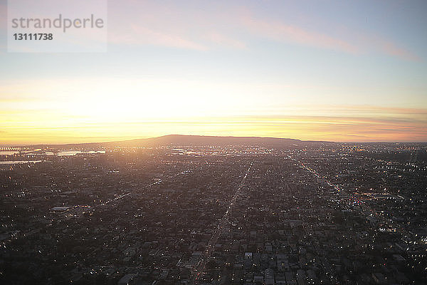 Luftaufnahme der Stadtlandschaft gegen den Himmel bei Sonnenuntergang