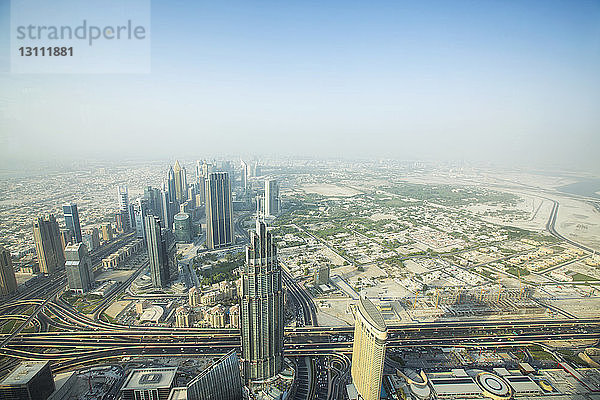 Luftaufnahme der Stadtlandschaft gegen den Himmel bei Nebelwetter von Burj Khalifa