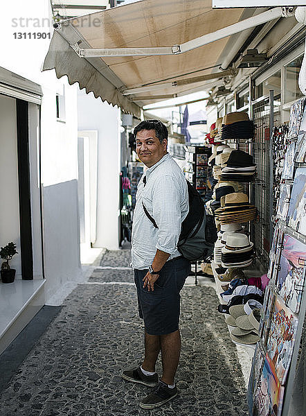 Seitenansicht Porträt eines Touristen  der auf einem Fußweg auf einem Markt in der Stadt steht