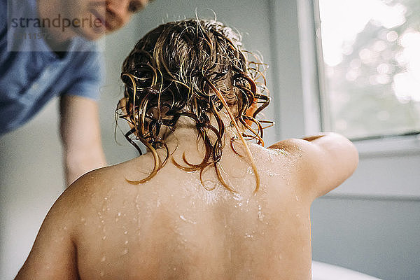 Vater badet Tochter im Badezimmer