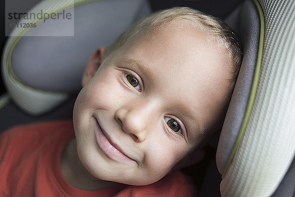Porträt eines glücklichen Jungen im Fahrzeug sitzend