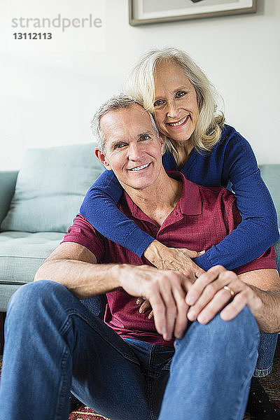 Porträt eines selbstbewusst lächelnden Paares zu Hause