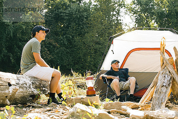 Freunde schauen weg  während sie sich auf dem Campingplatz entspannen