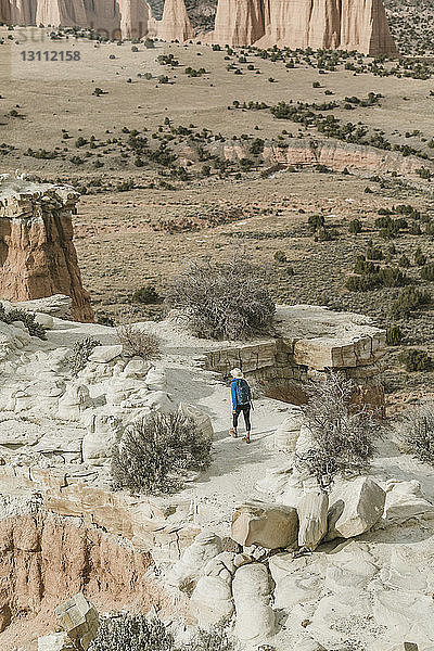 Hochwinkelaufnahme eines sorglosen Wanderers beim Wandern in der Wüste