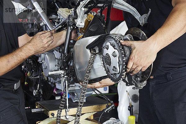 Ein Teil der Arbeiter  die in der Werkstatt Motorräder herstellen