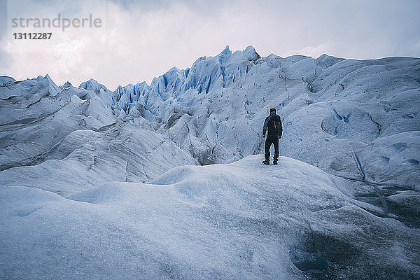 Wanderer in voller Länge auf dem Gletscher stehend