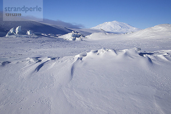 Szenische Ansicht des Mount Erebus bei klarem Himmel