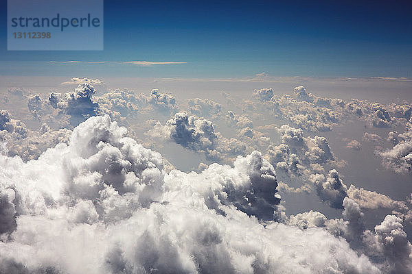 Szenische Ansicht der Wolkenlandschaft vor blauem Himmel