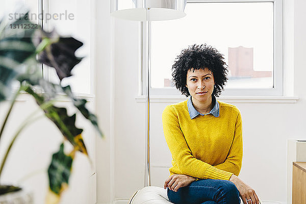 Porträt einer selbstbewussten Afro-Geschäftsfrau im Amt