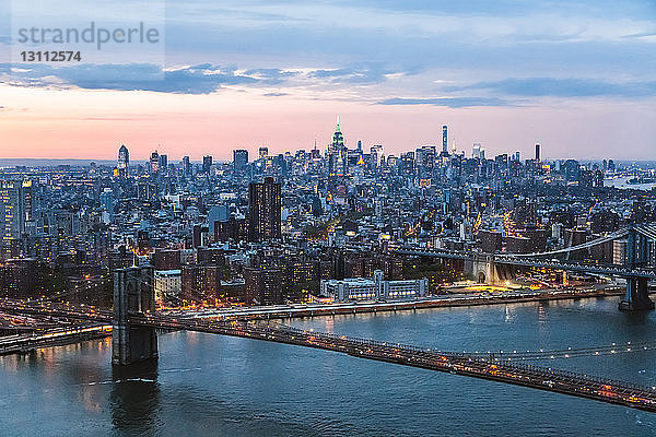 Hochwinkelansicht der Brücken von Brooklyn und Manhattan über den East River im Stadtbild