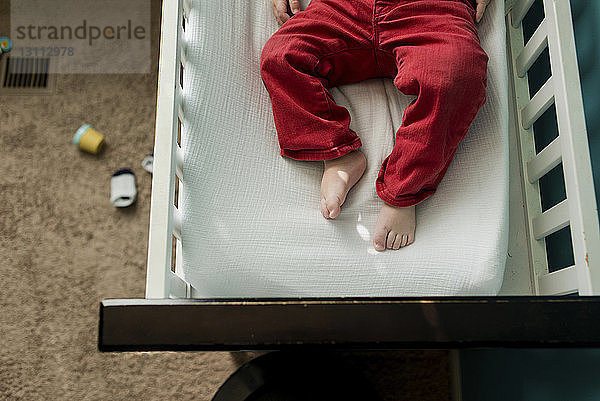 Niedriger Teil des Jungen im Stockbett liegend