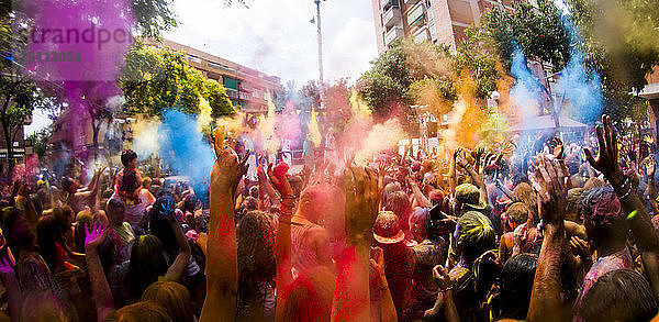 Menschen  die das Holi-Fest auf der Straße feiern