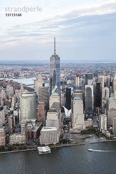 Hochwinkelansicht des One World Trade Center am Hudson River gegen den Himmel in der Stadt