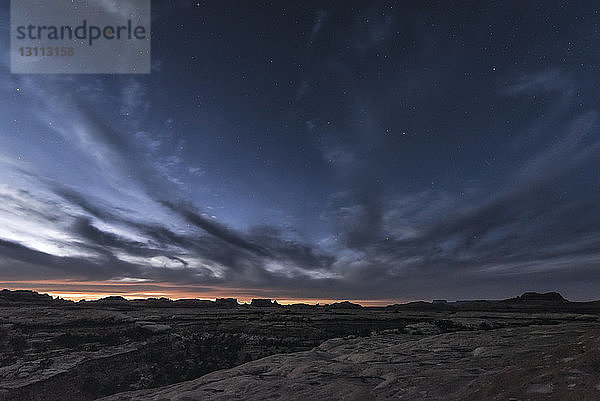 Landschaftliche Gegenüberstellung von Landschaft und Himmel im Canyonlands-Nationalpark