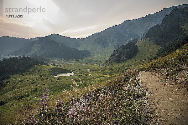 Landschaftliche Ansicht von Bergen gegen den Himmel bei Sonnenuntergang