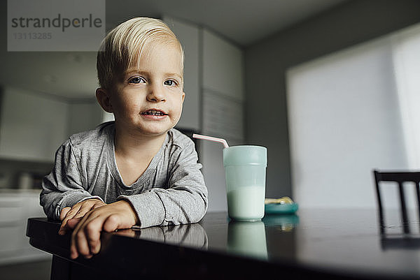 Porträt eines süßen Jungen bei Tisch