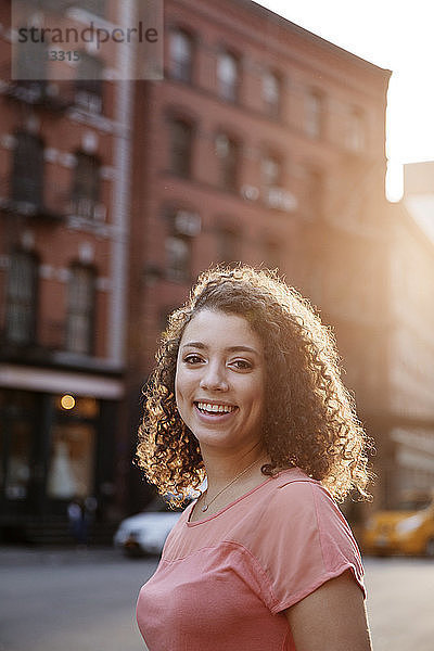 Porträt einer glücklichen Geschäftsfrau auf der Straße