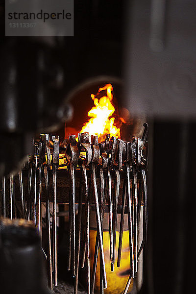 Verschiedene Metallzangen gegen Feuer in der Fabrik