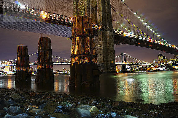 Beleuchtete Brücken über den East River bei Nacht
