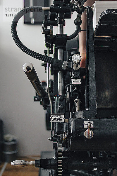 Nahaufnahme einer Siebdruckmaschine in der Fabrik