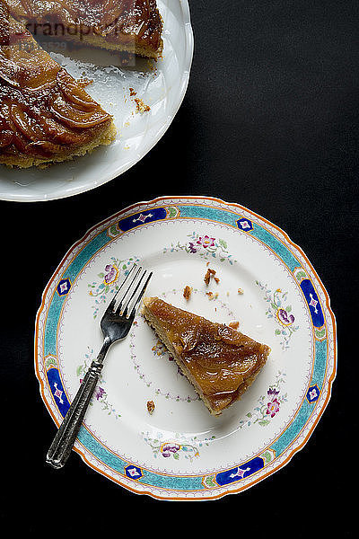 Draufsicht auf Apfelkuchen  serviert im Teller mit Gabel auf dem Tisch