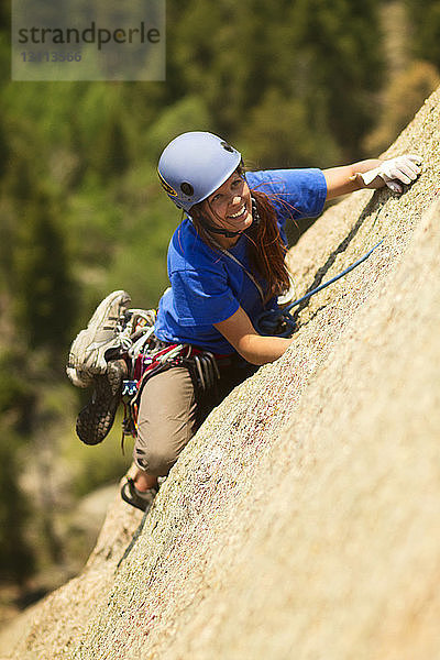 Hochwinkelansicht eines Wanderers  der einen Berg besteigt