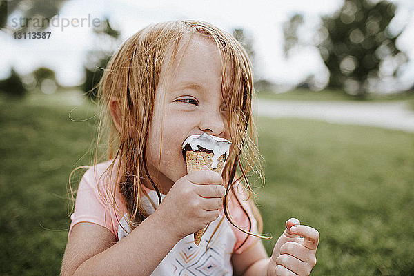 Nahaufnahme eines Mädchens beim Eisessen im Park