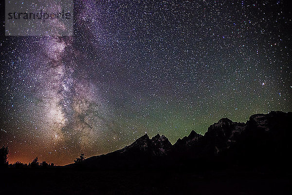 Silhouette Berge gegen Milchstraße bei Nacht