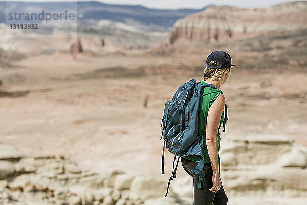 Wanderin mit Rucksack erkundet Wüste