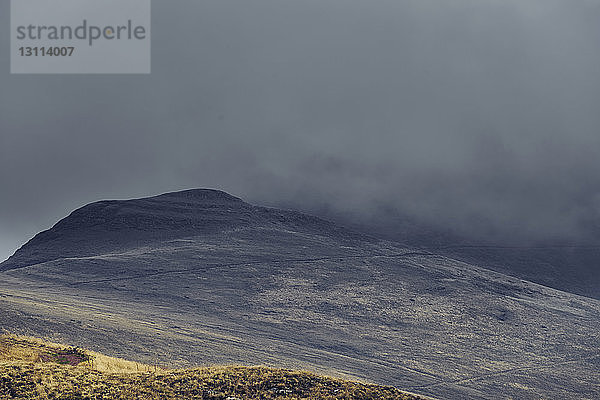 Panoramablick auf die Balkangebirge bei nebligem Wetter